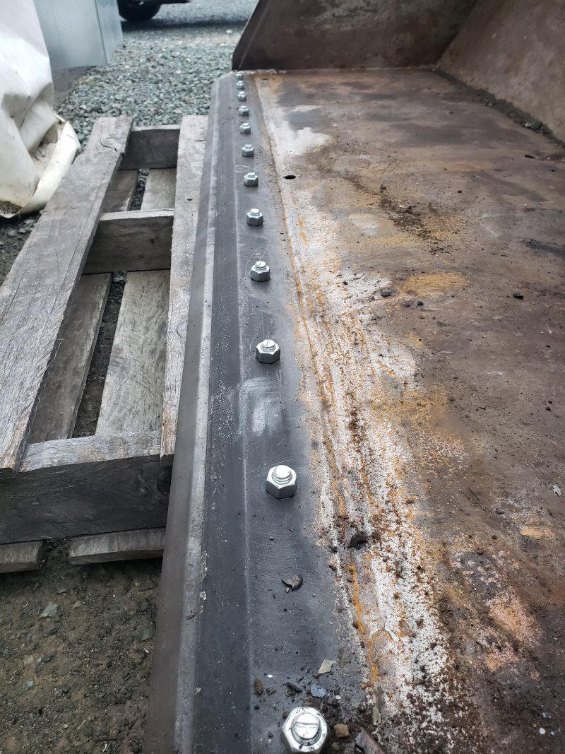 Bucket blade instalation